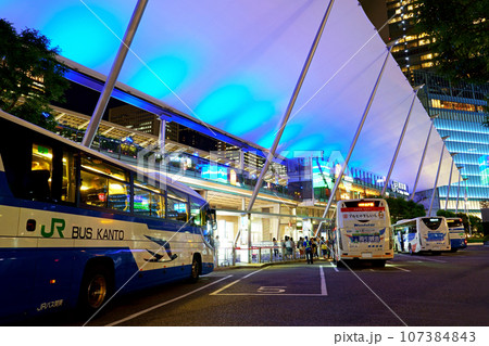 JR東京駅八重洲口の高速バスターミナルに停車するバスとグランルーフ（夜景） 107384843