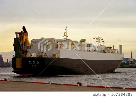 夕暮れに川崎港を出港する貨物船「神明丸」 107384885