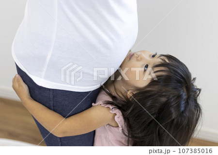 母親のお腹に抱き着く女の子(3才、日本人) 母親のお腹に抱き着く女の子(3才、日本人) 107385016