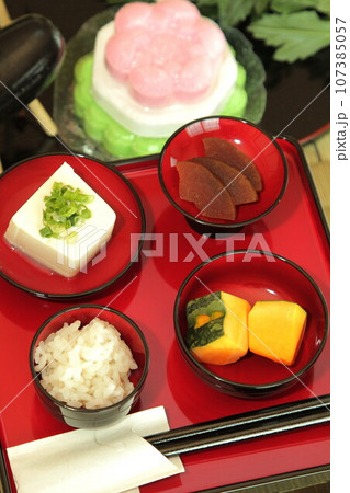 お盆のお供え物 107385057