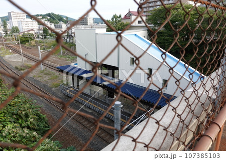 函館本線南小樽駅を見下ろす 107385103