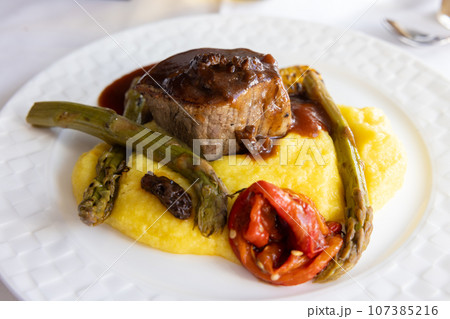 美味しいビジネスクラスの機内食のステーキ 107385216