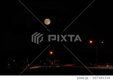 京都府宇治市　中秋の名月の夜景 107385334