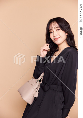 秋服ファッション女性ポートレート 107385764