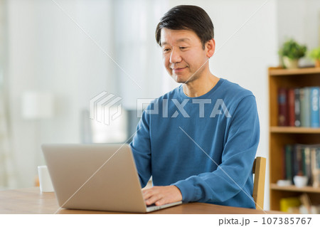 パソコンをするシニア男性 パソコンをするシニア男性 107385767