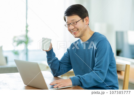 パソコンをするシニア男性 107385777