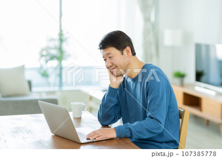 パソコンをするシニア男性 107385778