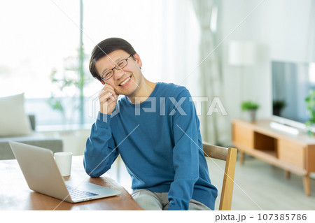 パソコンをするシニア男性 107385786