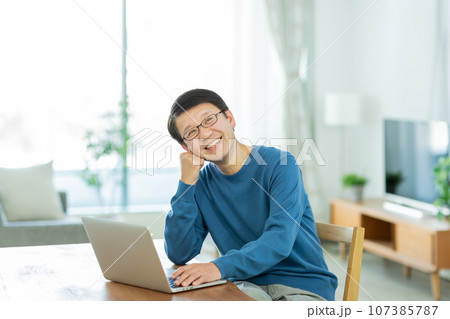 パソコンをするシニア男性 107385787