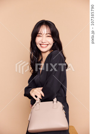 秋服ファッション女性ポートレート 秋服ファッション女性ポートレート 107385790