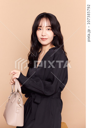 秋服ファッション女性ポートレート 107385792