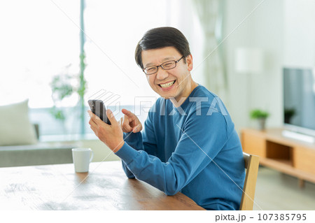 スマホで通話をするシニア男性 スマホで通話をするシニア男性 107385795