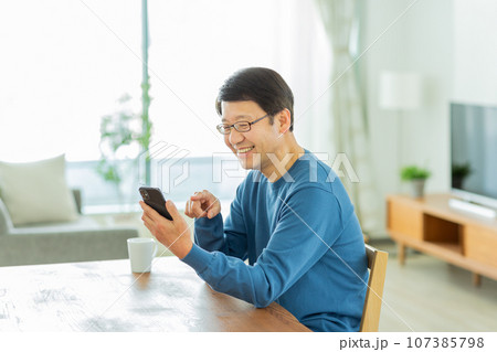 スマホで通話をするシニア男性 スマホで通話をするシニア男性 107385798