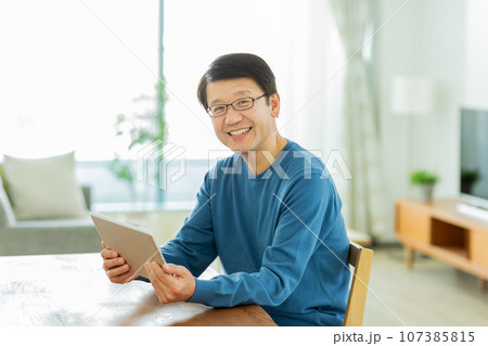 タブレットPCを見るシニア男性 タブレットPCを見るシニア男性 107385815
