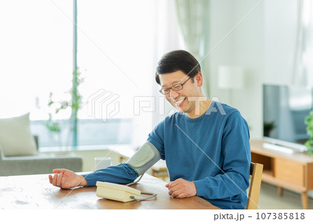 血圧を測るシニア男性 107385818