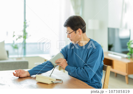 血圧を測るシニア男性 107385819