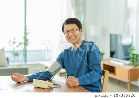 血圧を測るシニア男性 107385820