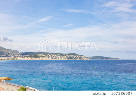 フランス、ニースの海の景色 107386007