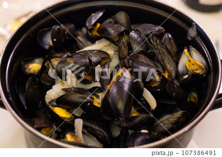 フランスの美味しいムール貝の料理 107386491