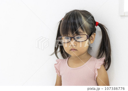 眼鏡をかけている女の子（3歳、日本人） 107386776