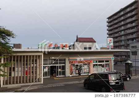 秋の函館本線南小樽駅舎 秋の函館本線南小樽駅舎 107386777