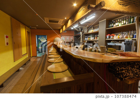 飲食店の店内風景 107388474