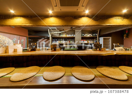 飲食店の店内風景 107388478