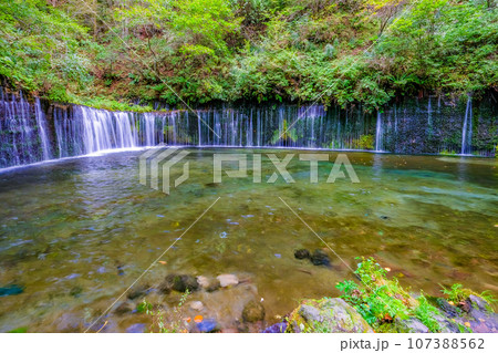 長野県軽井沢町の白糸の滝 107388562