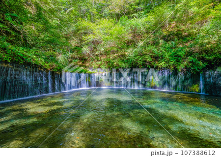 長野県軽井沢町の白糸の滝 長野県軽井沢町の白糸の滝 107388612