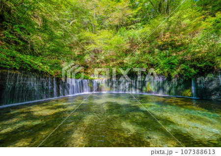 長野県軽井沢町の白糸の滝 長野県軽井沢町の白糸の滝 107388613