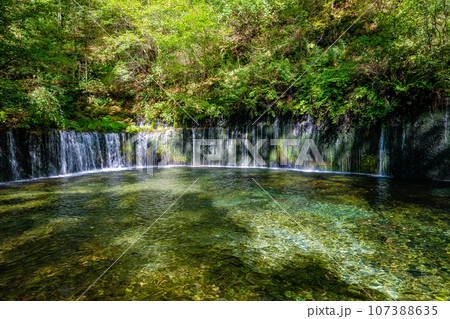 長野県軽井沢町の白糸の滝 長野県軽井沢町の白糸の滝 107388635