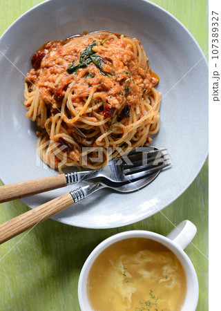 ツナとトマトのパスタと卵スープ ツナとトマトのパスタと卵スープ 107389327