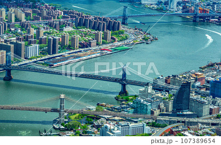 ニューヨークの摩天楼を望む空撮 107389654