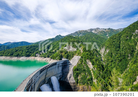 富山県黒部峡谷の黒部ダム 107390201