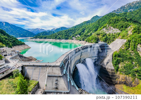 富山県黒部峡谷の黒部ダム 富山県黒部峡谷の黒部ダム 107390211