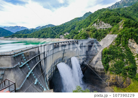 富山県黒部峡谷の黒部ダム 107390229