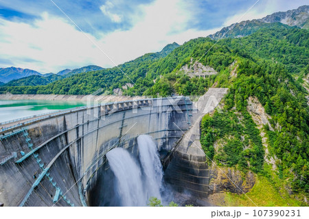 富山県黒部峡谷の黒部ダム 107390231