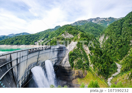富山県黒部峡谷の黒部ダム 富山県黒部峡谷の黒部ダム 107390232