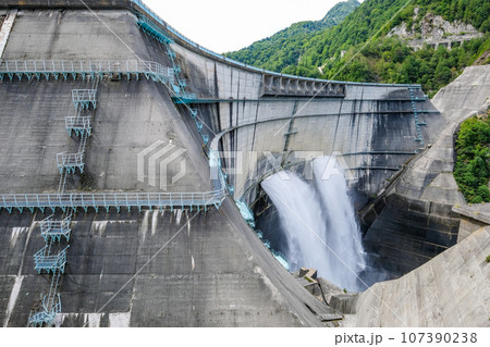 富山県黒部峡谷の黒部ダム 富山県黒部峡谷の黒部ダム 107390238