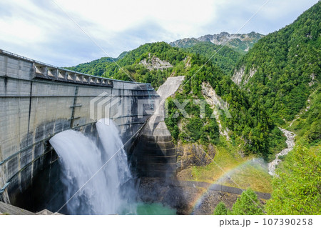 富山県立山町の黒部ダム 富山県立山町の黒部ダム 107390258