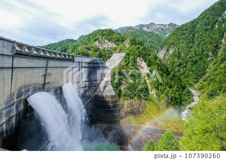 富山県立山町の黒部ダム 107390260