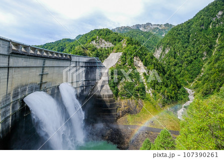 富山県立山町の黒部ダム 富山県立山町の黒部ダム 107390261