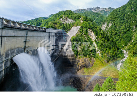 富山県立山町の黒部ダム 107390262