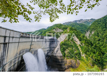 富山県立山町の黒部ダム 107390265