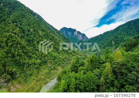 富山県立山町の黒部ダム 107390270