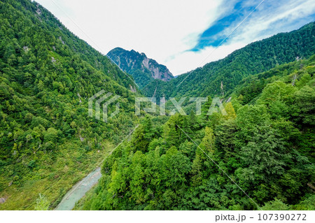 富山県立山町の黒部ダム 107390272