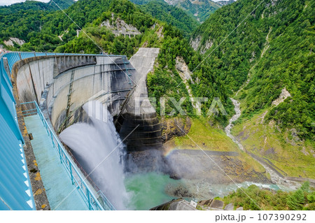 富山県立山町の黒部ダム 富山県立山町の黒部ダム 107390292
