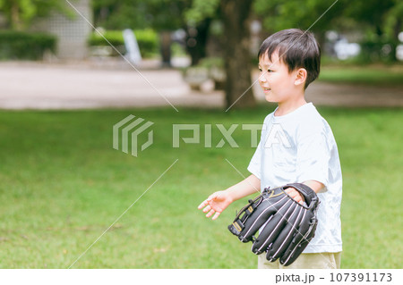 公園で野球・キャッチボールをする子供 公園で野球・キャッチボールをする子供 107391173