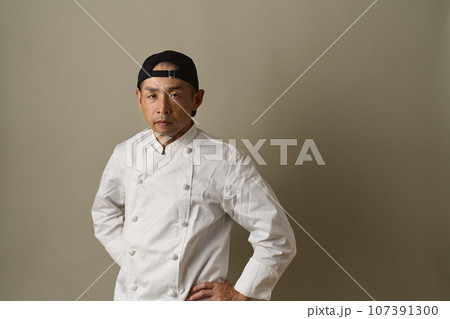 腰に手を当てるシェフ 107391300