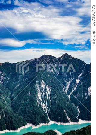 富山県立山黒部アルペンルートからの立山連峰の景色 富山県立山黒部アルペンルートからの立山連峰の景色 107391475